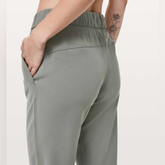 Lululemon On The Fly 7/8 Pant *Woven Grey Sage Size 6 - Picture 6 of 8